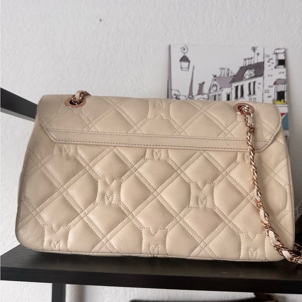 Cream Quilted Shoulder Bag with Rose Gold-Tone Chain and Emblem - Picture 4 of 6